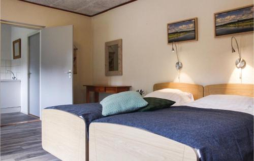 een slaapkamer met 2 bedden in een kamer bij Weidemanssheide in Ommen