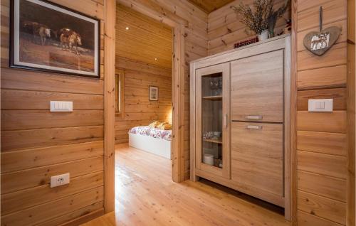 ein Schlafzimmer mit Holzwänden und ein Bett in einem Zimmer in der Unterkunft Cozy Home In Preserje With Sauna in Preserje