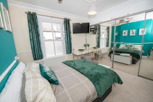 a bedroom with a bed and a desk in it at EmmaDale Bridington Town Centre Sleeps 10 in Bridlington