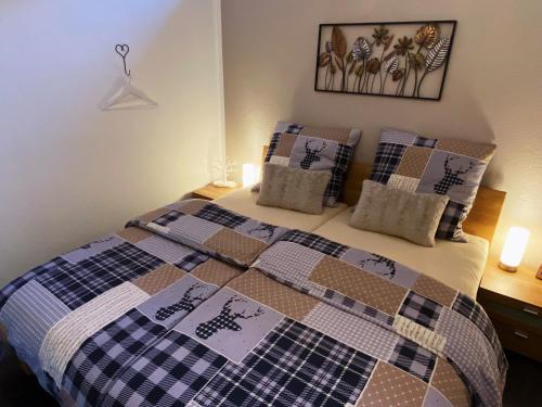 ein Schlafzimmer mit einem Bett mit einer Decke darauf in der Unterkunft Gebirgszauber in Walchsee