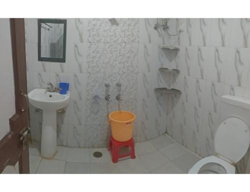 カングラにあるRoyal Taj Hotel, Kangraのバスルーム(トイレ、洗面台、バケツ付)
