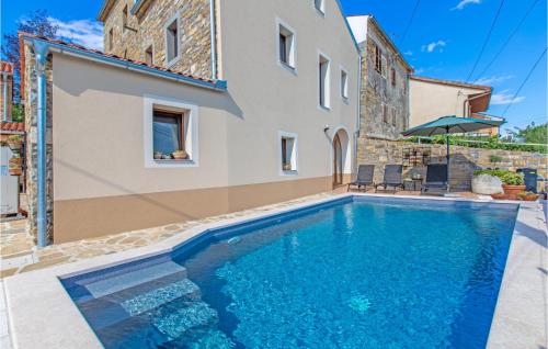 uma villa com piscina em frente a um edifício em Beautiful Home In Smarje With House A Panoramic View em Šmarje