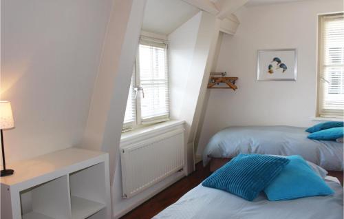 1 dormitorio con 2 camas y ventana en Amazing Home In Breukelen With 3 Bedrooms And Wifi, en Breukelen