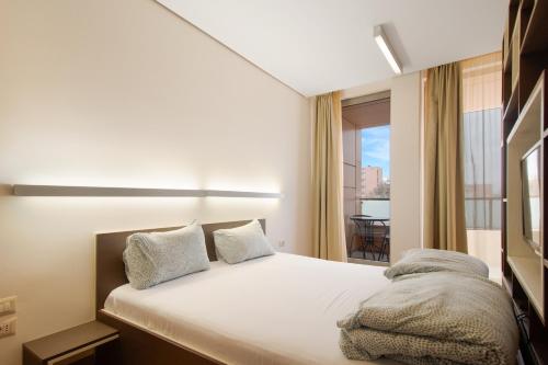 ソフィアにあるDeluxe Studio Studentski Gradのベッドルーム1室(ベッド1台、大きな窓付)