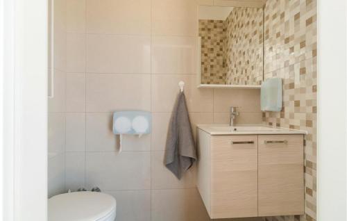 Koupelna v ubytování Lovely Home In Stomorska With Jacuzzi