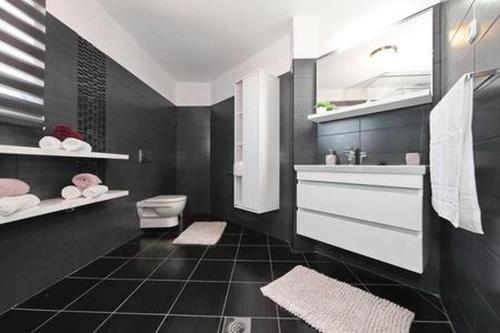 uma casa de banho preta com um WC e um lavatório em Modern House Giulia em Dobropoljana