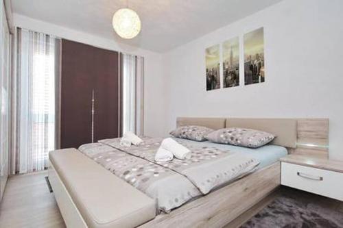 um quarto branco com uma cama grande e uma secretária em Modern House Giulia em Dobropoljana
