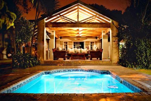Kolam renang di atau dekat dengan WOODS GUEST HOUSE
