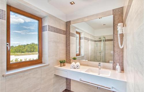 a bathroom with a sink and a window at 4 Bedroom Awesome Home In Trosti in Heki