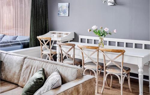 sala de estar con sofá y mesa con sillas en Bungalowpark Wijdland - Botter, en Bunschoten