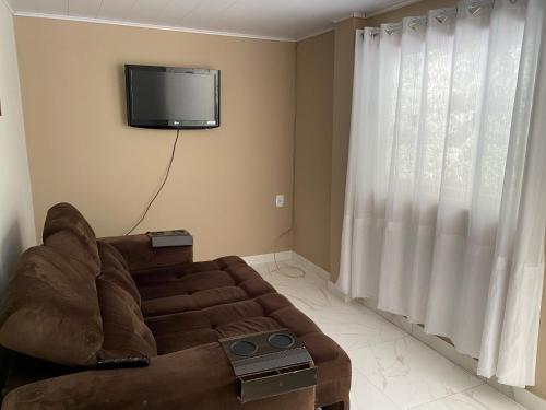 TV a/nebo společenská místnost v ubytování Casa CENTRO com Estacionamento-500m da rua do lazer, ideal p casais ou até 4 pessoas
