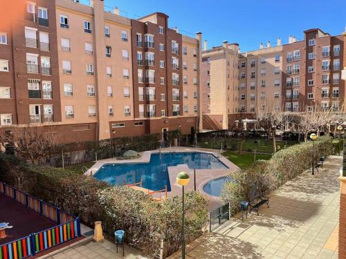 una piscina di fronte a un grande edificio di Apartamento Zoco Córdoba a Cordoba