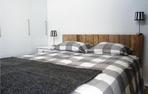 een slaapkamer met een bed met twee zwart-witte kussens bij Bungalowpark Wijdland - Botter in Bunschoten