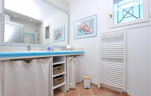 een badkamer met een wastafel en een spiegel bij Villamombetti in Montauroux