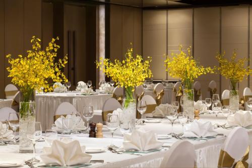 Un restaurante u otro lugar para comer en The Westin Shenyang