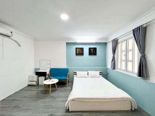 ein Schlafzimmer mit einem Bett und einem Schreibtisch. in der Unterkunft MINA HOUSE Airport Apartment in Ho-Chi-Minh-Stadt