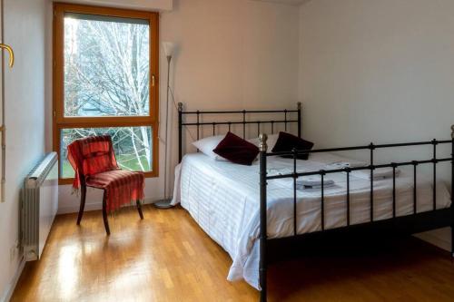 1 dormitorio con 1 cama, 1 silla y 1 ventana en Splendid Modern House near Roland Garros, en Boulogne-Billancourt