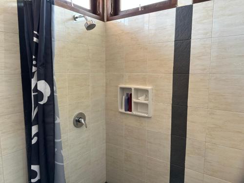 een badkamer met een douche bij Villa Rob in Kerobokan