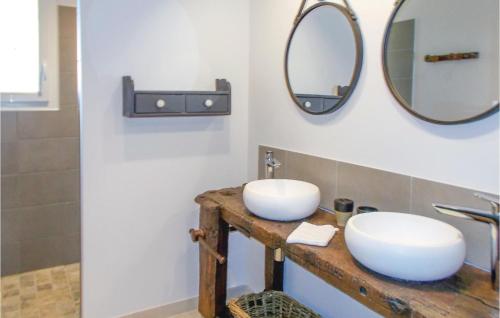 ein Badezimmer mit 2 Waschbecken und einem Spiegel in der Unterkunft Nice Home In St Romain En Viennois With House A Mountain View in Saint-Romain-en-Viennois