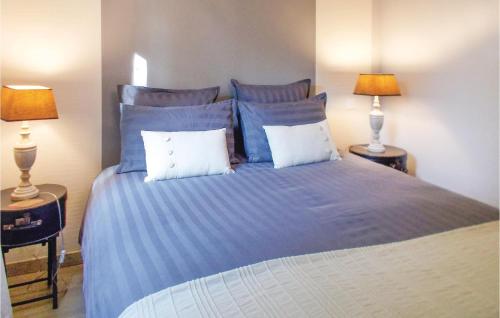 ein Schlafzimmer mit einem blauen Bett mit zwei Lampen in der Unterkunft Nice Home In St Romain En Viennois With House A Mountain View in Saint-Romain-en-Viennois