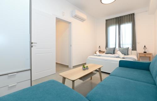 een woonkamer met een bank en een tafel bij Yalarent Europe apartments- Luxury big apartmens with lake view in Tiberias