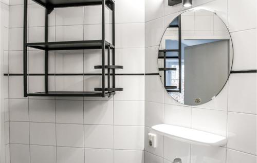 een witte badkamer met een spiegel en een wastafel bij Nice Home In Hoge Hexel With 3 Bedrooms And Wifi in Hoge-Hexel