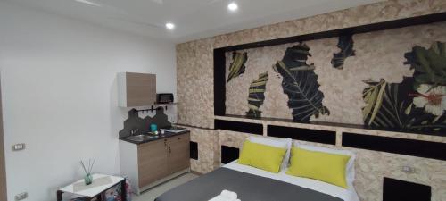 een slaapkamer met een bed met 2 gele kussens bij WiSaRelax in Brusciano