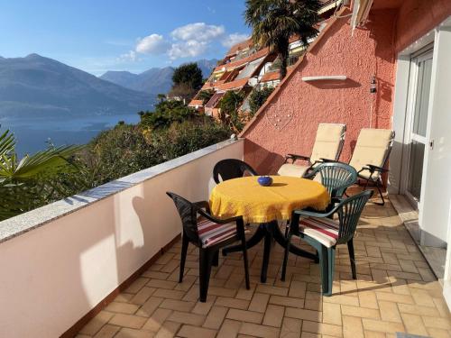 un tavolo e sedie su un balcone con vista di Terrazza sul Lago a Luino