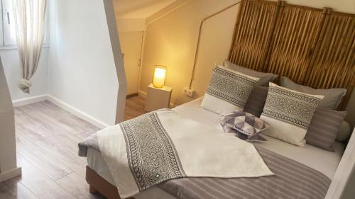 1 dormitorio con 1 cama grande con almohadas en Emplacement d'exception en Filaos