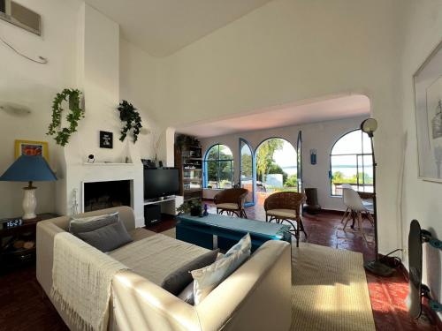 uma sala de estar com um sofá e uma lareira em Casa Mykonos Represa Avaré em Itaí
