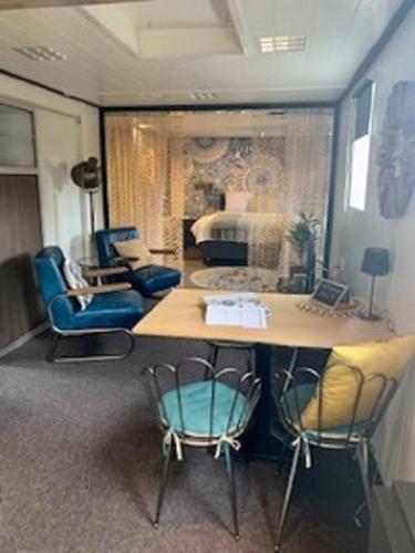 Χώρος καθιστικού στο Het Atelier, sfeervolle B&B compleet appartement in hartje Staphorst