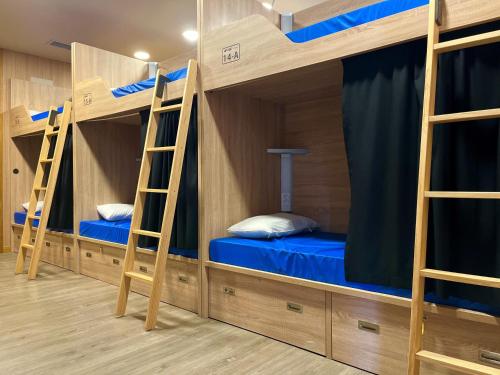 grupa łóżek piętrowych w pokoju w obiekcie Albergue GBC Hostel w mieście Pontevedra