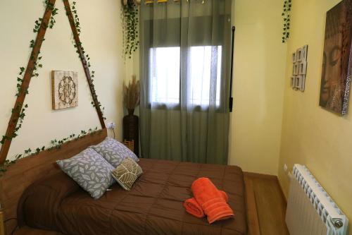 a bedroom with a bed with a swing at Grace, apartamento con terraza y vistas in Talarn