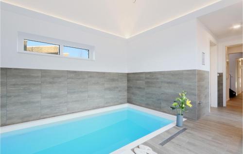 Bazén v ubytování Beach Front Home In Lembruchdümmer See nebo v jeho okolí