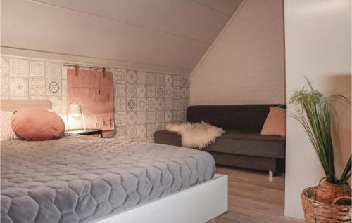 ein Schlafzimmer mit einem Bett und einem Sofa in der Unterkunft Nice Apartment In Bruinisse With 1 Bedrooms And Wifi in Bruinisse