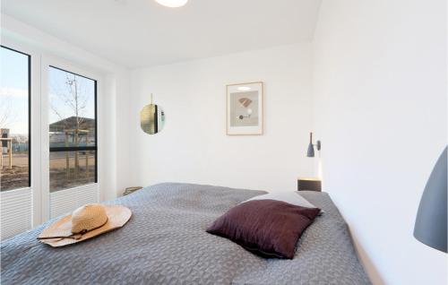 um quarto com uma cama com um chapéu em Amazing Home In Lembruch-dmmer See With Sauna em Lembruch