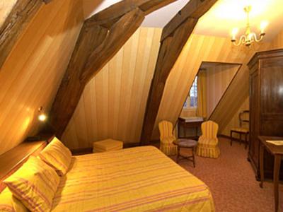 En eller flere senge i et værelse på Château de Rigny