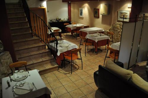 un ristorante con tavoli e sedie e una scala di La Alquería a Ráfales