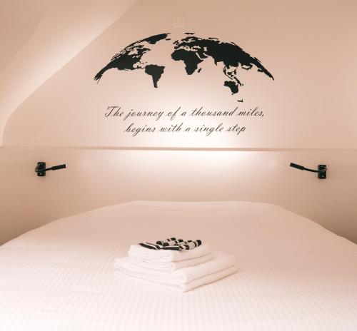 a bedroom with a world map on the wall at MOLO house - cosy house with sunny garden and bbq in silent surroundings - near the BEACH - ideal for families and quiet groups - 15 km from BRUGES in Blankenberge