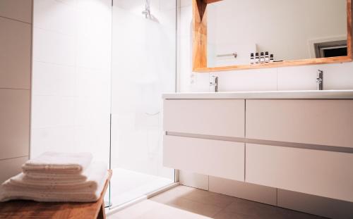 a bathroom with a sink and a shower at MOLO house - cosy house with sunny garden and bbq in silent surroundings - near the BEACH - ideal for families and quiet groups - 15 km from BRUGES in Blankenberge