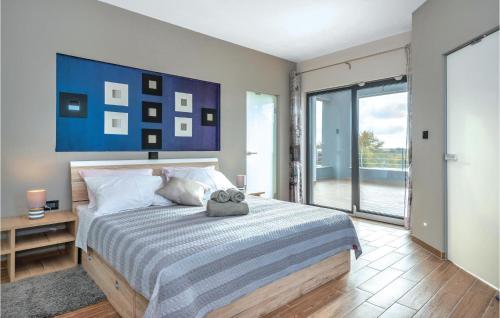 ein Schlafzimmer mit einem großen Bett und einem großen Fenster in der Unterkunft Nice Home In Galizana With 3 Bedrooms, Outdoor Swimming Pool And Jacuzzi in Galižana