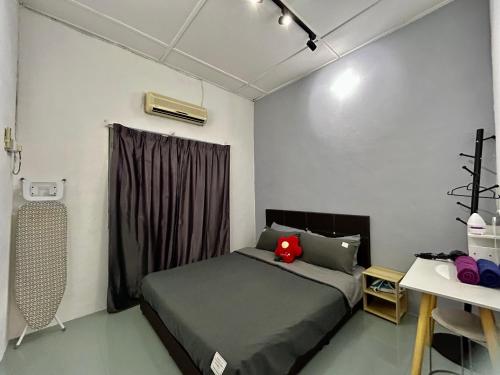 una camera da letto con un letto con un peluche rosso sopra di Home24#2pax#wifi&netflix#NearAeonAlma#heritage#NearAeonAlma#5KmtoIconCity#5kmtoSimpangAmpat a Bukit Mertajam