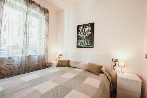 een slaapkamer met een groot bed en een raam bij Ca' Letizia in Stresa