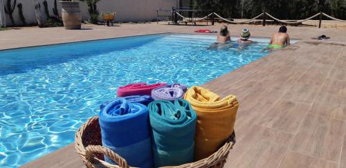 洪達海灘的住宿－Vivienda vacacional Ladera Kalblanke junto Cabo de Palos 6 personas，游泳池里的一篮毛巾