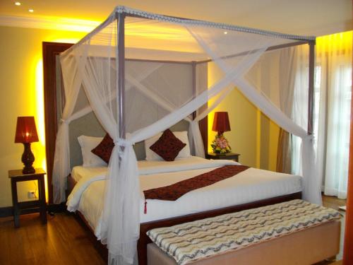 Giường trong phòng chung tại Lux Riverside Hotel & Apartment