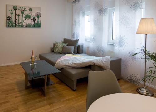 uma sala de estar com um sofá e uma mesa em Ferienwohnung ganz nah am Förderturm Zeche Zollverein em Essen