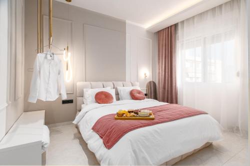 Un dormitorio con una cama grande y una bandeja de comida. en Annecy, en Alexandroupoli