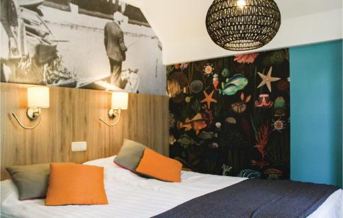 - une chambre avec un lit et des oreillers orange dans l'établissement Reehut, à Ommen