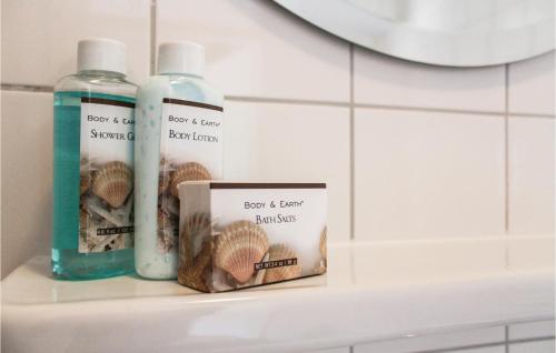 dos botellas de jabón y una caja en un estante en un baño en Reehut, en Ommen