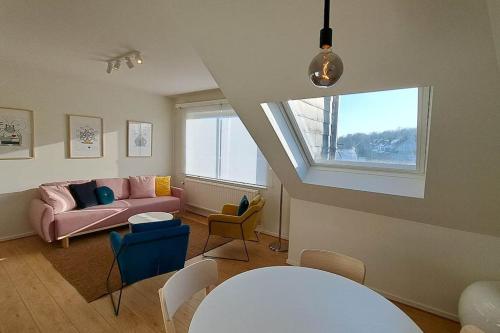 ein Wohnzimmer mit einem Sofa und einem Tisch in der Unterkunft Chez la Baronne in Brüssel